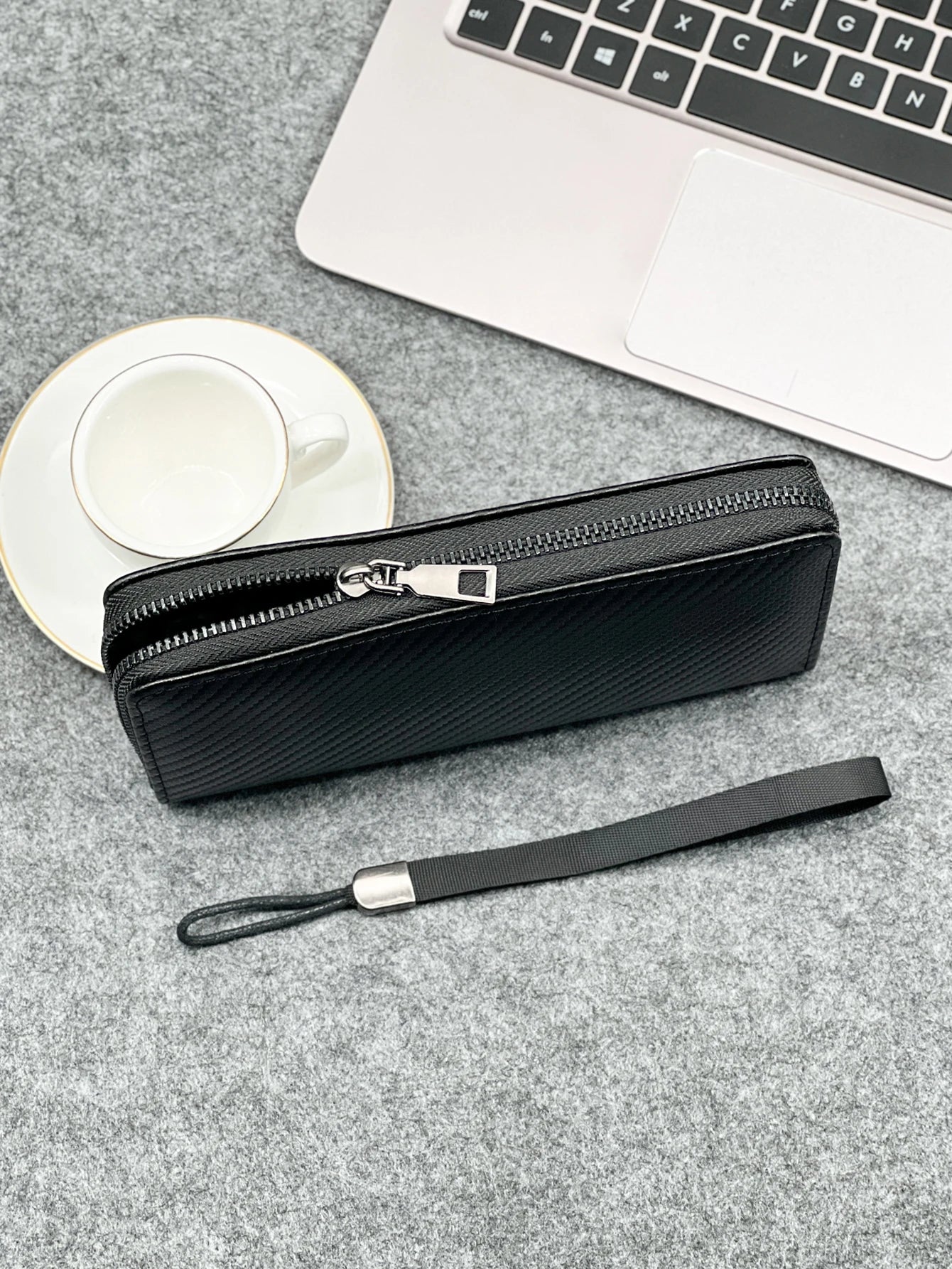 Pochette Longue Executive – Édition Carbon Clutch